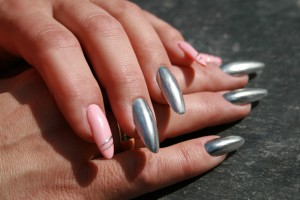 Nageldesign mit Chrom-Effekt